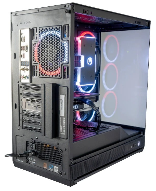 Komputer FISHTANK GAMING RYZEN 7 7800X3D z grafiką  RTX5070