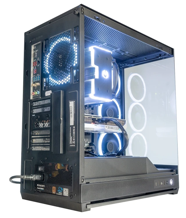 KOMPUTER FISHTANK GAMING RYZEN 7 7800X3D Z GRAFIKĄ  RX9060XT 16GB